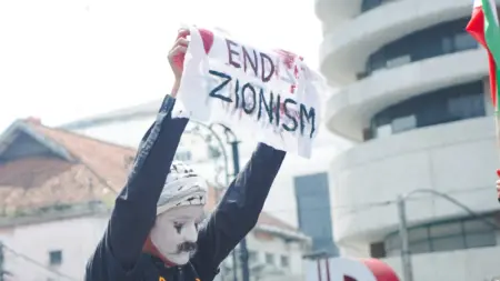 Gedung Merdeka Jadi Panggung Memori Anas, Puluhan Ribu Massa Jadi Saksi Solidaritas Palestina Gedung Merdeka Jadi Panggung Memori Anas, Puluhan Ribu Massa Jadi Saksi Solidaritas Palestina