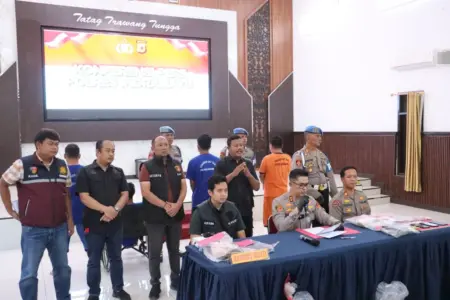 Polisi Bekuk 2 Pelaku Pencurian Toko Emas di Indramayu Polres Indramayu mengadakan ekspose terkait sejumlah pengungkapan kasus di Mapolres Indramayu, Selasa (26/8/2025).