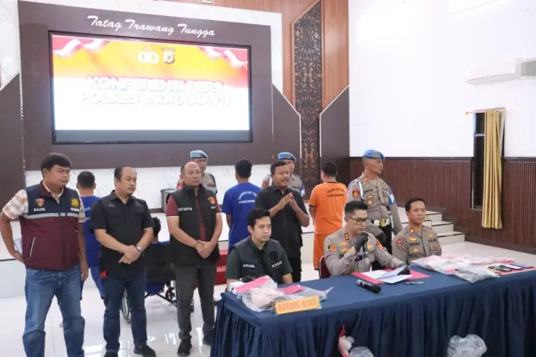 Polres Indramayu mengadakan ekspose terkait sejumlah pengungkapan kasus di Mapolres Indramayu, Selasa (26/8/2025).