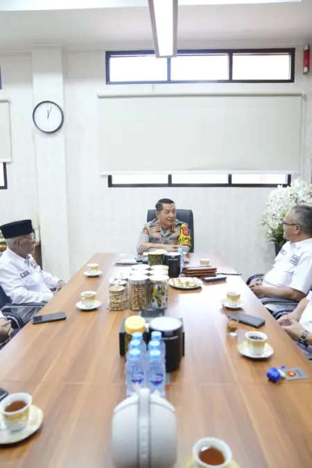 Jaga Kerukunan dan Kondusivitas, Polresta Bandung Tekankan Komitmennya Kapolresta Bandung Kombes Aldi Subartono, saat menerima audiensi pengurus Forum Kerukunan Umat Beragama (FKUB) Kabupaten Bandung di Mapolresta Bandung. Selasa (26/8/2025).