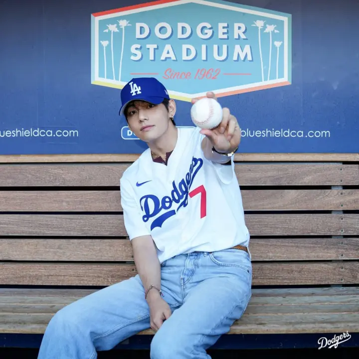 V BTS Bikin Heboh Saat Lempar Bola Pertama di Laga Los Angeles Dodgers