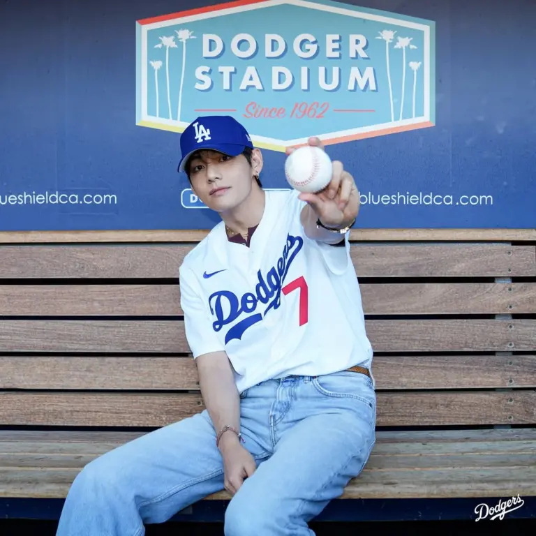 V BTS Bikin Heboh Saat Lempar Bola Pertama di Laga Los Angeles Dodgers