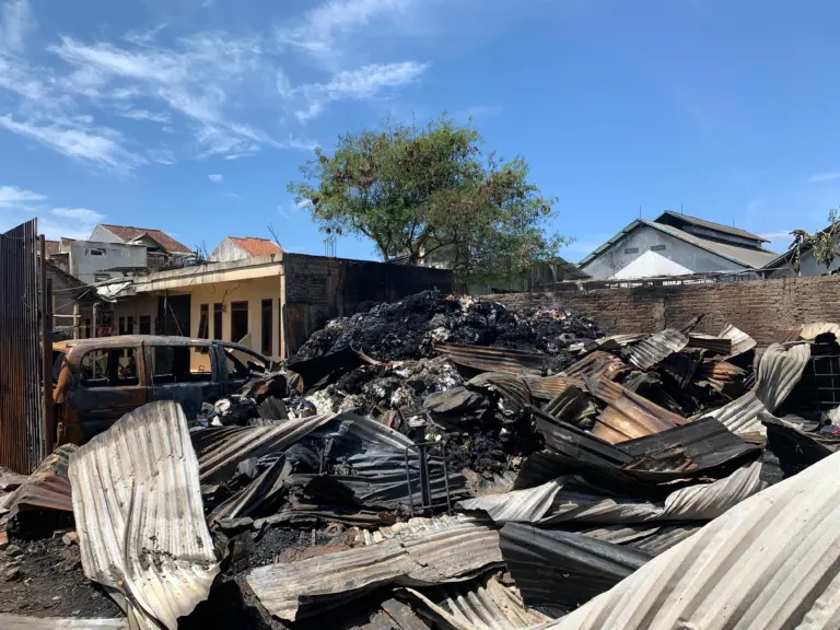 Kebakaran Hebat Hanguskan Gudang Majun di Cimahi, Lima Mobil Damkar Dikerahkan Kebakaran Hebat Hanguskan Gudang Majun di Cimahi, Lima Mobil Damkar Dikerahkan