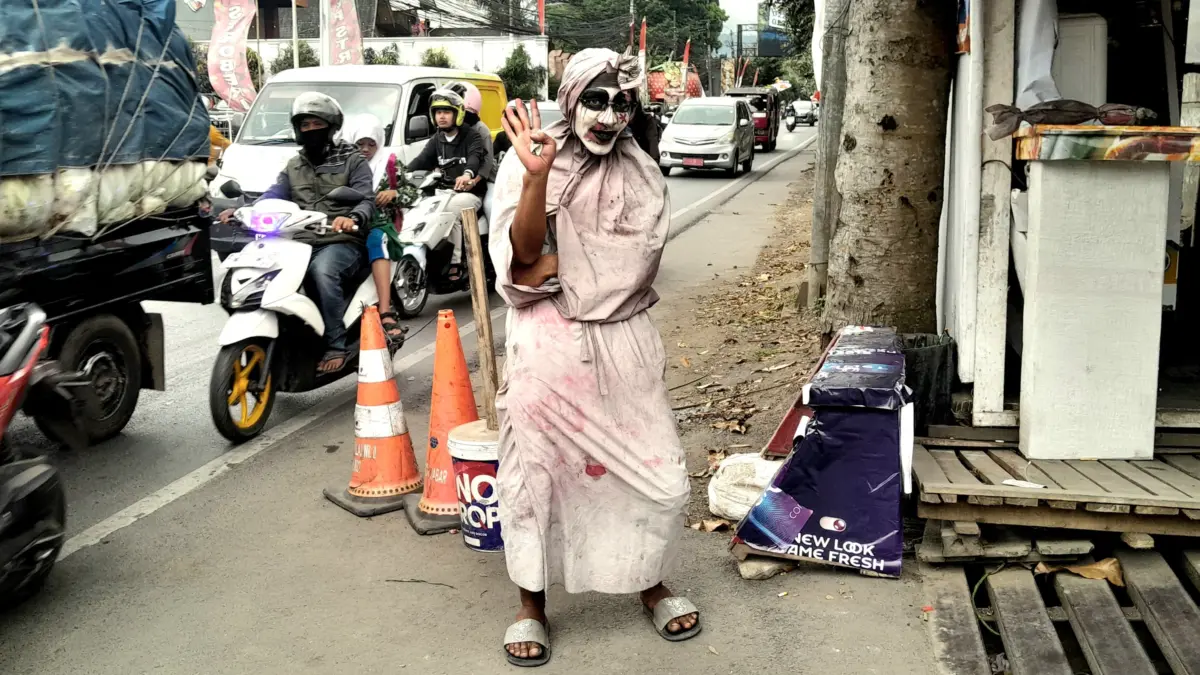Pengamen Pocong Jadi Hiburan Unik di Lembang