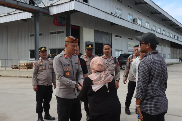 Polres Garut lakukan penyekatan arus lalu lintas sebagai langkah antisipasi adanya mobilisasi pelajar ke Jakarta, Kamis (28/8/2025).