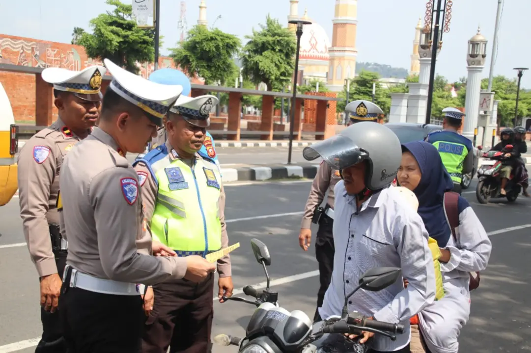 Anggota Satlantas Polres Majalengka menindak pengendara motor yang menggunakan knalpot bising.