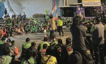 Ojek Online Bandung Gelar Aksi Lilin, Simbol Duka dan Solidaritas Ojek Online Bandung Gelar Aksi Lilin, Simbol Duka dan Solidaritas