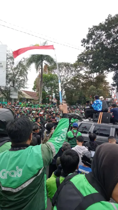 Ratusan pengemudi ojek online menggelar aksi solidaritas untuk Affan, Jumat (29/8/2025).