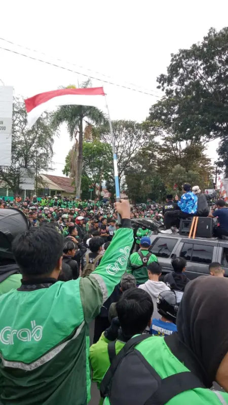 Driver Ojol di Garut Desak Kapolri Pecat Anggota Brimob yang Tewaskan Affan Ratusan pengemudi ojek online menggelar aksi solidaritas untuk Affan, Jumat (29/8/2025).