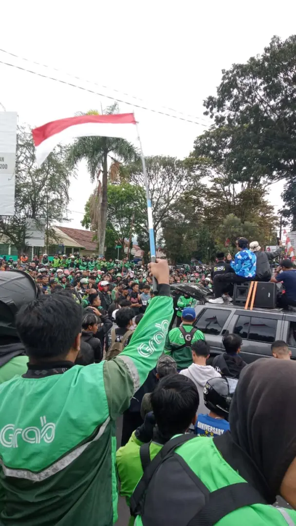 Ratusan pengemudi ojek online menggelar aksi solidaritas untuk Affan, Jumat (29/8/2025).