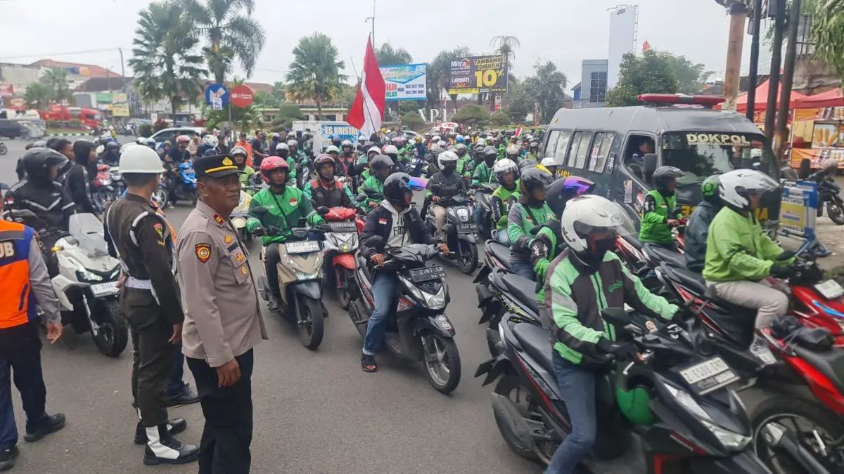 Ribuan orang dari Solidaritas Aliansi Driver Online Garut Bersatu menggelar aksi damai di Bundaran Simpang Lima, Jalan Patriot, Kecamatan Tarogong Kidul, Kabupaten Garut, Jumat (29/8/2025). 