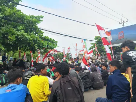 Datangi Polres Karawang, Massa Minta Polisi Transparan Massa melakukan aksi unjuk rasa di depan Mapolres Karawang, Jumat (29/8/2025).
