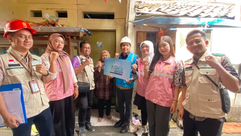PLN UP3 Bandung Wujudkan Mimpi Warga Kurang Mampu Melalui Program Light Up the Dream