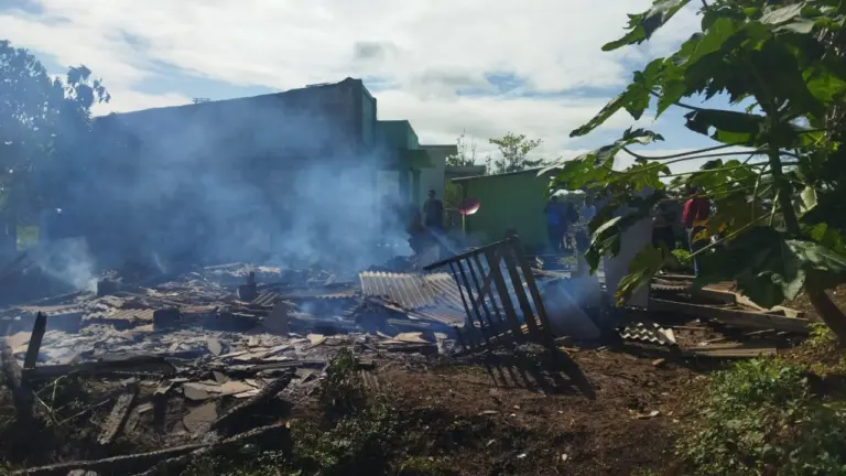 Polsek Cikelet Turun Langsung Cek TKP Kebakaran Rumah Panggung di Garut