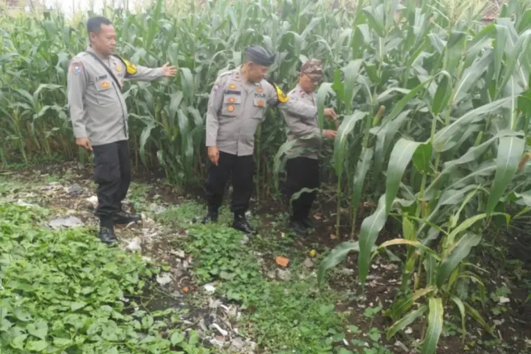 Personel Polres Garut mengintensifkan patroli di area pertanian. (istimewa)