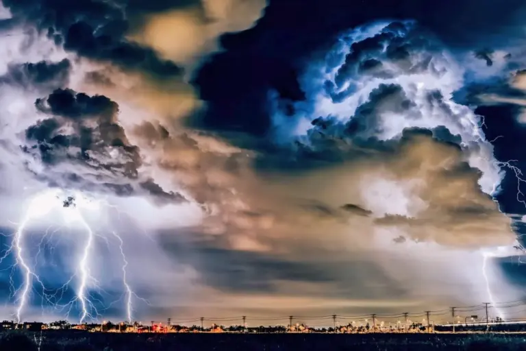 Masuk Peralihan Musim, BNPB Minta Pemda Tingkatkan Kewaspadaan Cuaca ekstrem. (ilustrasi)