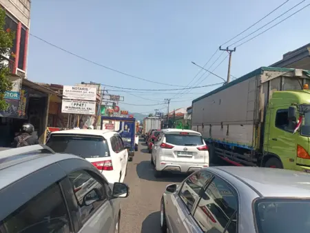 Kemacetan Parah Landa Bojongsoang akibat Proyek Jembatan Dayeuhkolot Jembatan Dayeuhkolot