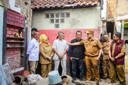 Tinjau Lokasi Ledakan Gas di Kiaracondong, Wakil Wali Kota Bandung Janji Bantu Pembangunan Rumah dan Biaya Sewa Korban Tinjau Lokasi Ledakan Gas di Kiaracondong, Wakil Wali Kota Bandung Janji Bantu Pembangunan Rumah dan Biaya Sewa Korban
