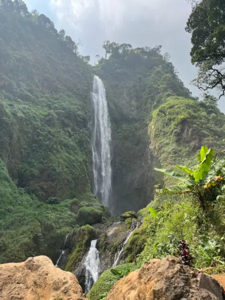 Curug Citambur: Pesona Air Terjun Bertingkat di Pelukan Pegunungan Cianjur Selatan Curug Citambur: Pesona Air Terjun Bertingkat di Pelukan Pegunungan Cianjur Selatan