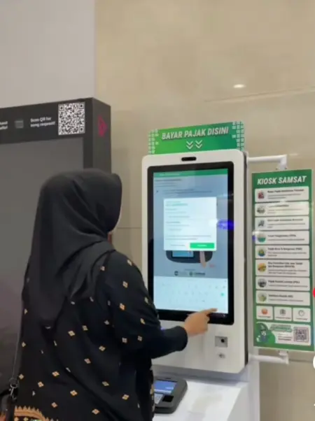 SAMSAT Garut Sediakan Kios K untuk Permudah Pembayaran Pajak Kendaraan Salah Seorang warga Garut tengah bayar Pajak di Samsat Garut (Rida/Koranmandala)