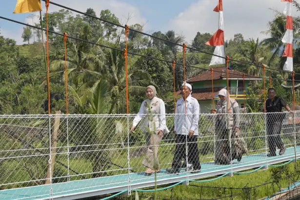Wakil Bupati Garut Resmikan Jembatan Harapan Palatar Penghubung Dua Kabupaten