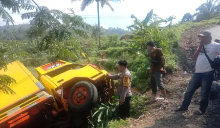 Gagal Menanjak, Truk Colt Diesel Terperosok ke Jurang di Cisewu Garut Gagal Menanjak, Truk Colt Diesel Terperosok ke Jurang di Cisewu Garut