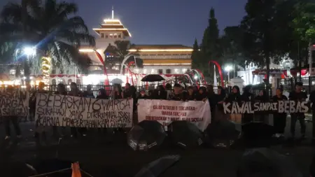 Aksi Kamisan ke-426 di Bandung Serukan Pembebasan Warga Sukahaji dan Tahanan Aksi Mayday Aksi Kamisan ke-426 di Bandung Serukan Pembebasan Warga Sukahaji dan Tahanan Aksi Mayday