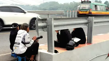 Rel, Fotografer Jalanan yang Mengabadikan Momen di Atas Jembatan BBS Rel, Fotografer Jalanan yang Mengabadikan Momen di Atas Jembatan BBS