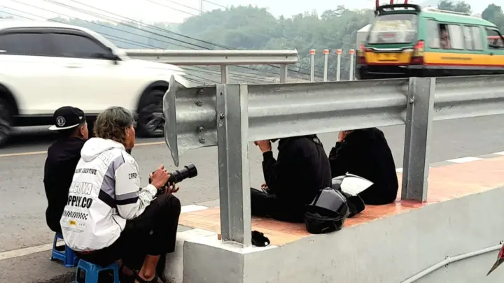 Rel, Fotografer Jalanan yang Mengabadikan Momen di Atas Jembatan BBS