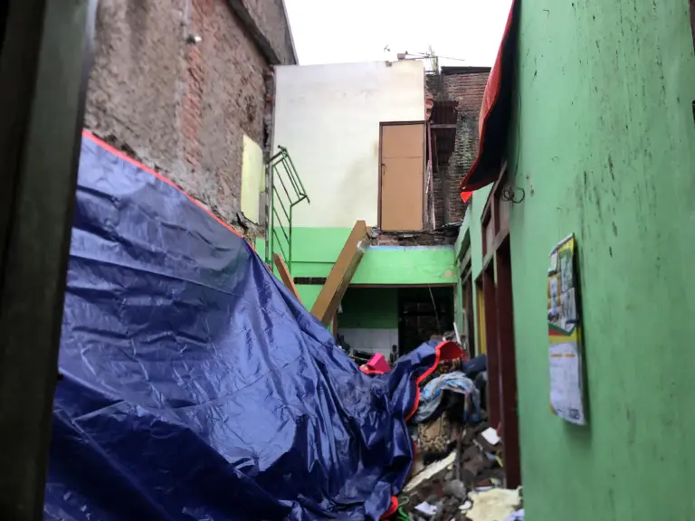 Rumah Dua Lantai Ambruk di Cimahi Selatan, Dua Warga Luka Ringan