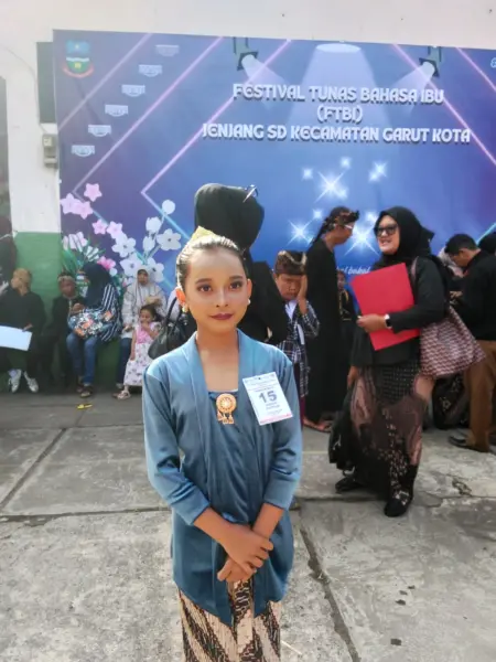 Khayla Ramadhani peserta SDN 4 Paminggir Garut mengikuti lomba Pupuh mas kumambang.