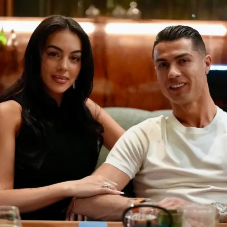 Georgina Rodriguez Pamer Cincin, Cristiano Ronaldo Resmi Lamar Sang Kekasih Setelah 9 Tahun Bersama Georgina Rodriguez Pamer Cincin, Cristiano Ronaldo Resmi Lamar Sang Kekasih Setelah 9 Tahun Bersama