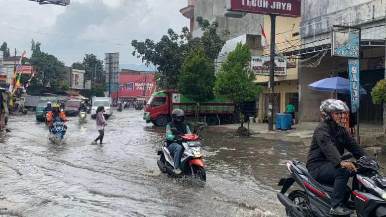 BMKG Ungkap Hujan Lebat Berpotensi Turun hingga 7 November Banjir Rendam Dayeuhkolot Usai Hujan Deras Tiga Jam, Warga Salahkan Minimnya Drainase
