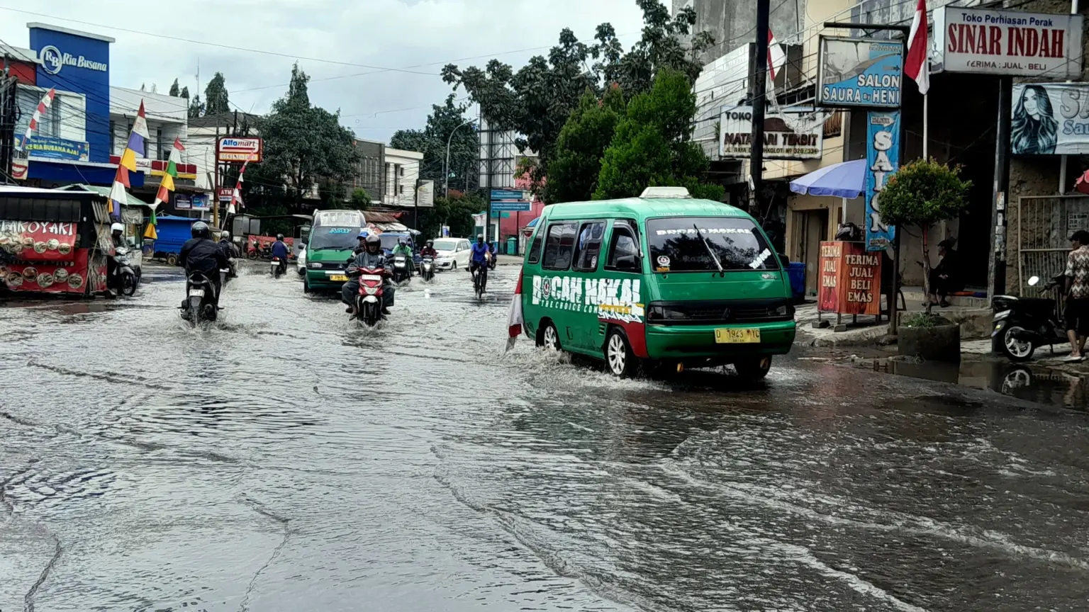Banjir Baleendah Kembali Melumpuhkan Aktivitas Warga: Saluran Air Tersumbat, Perbaikan Jembatan Disorot
