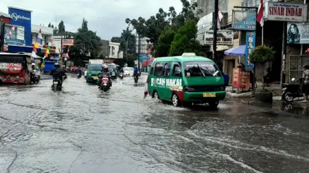 Banjir Baleendah Kembali Melumpuhkan Aktivitas Warga: Saluran Air Tersumbat, Perbaikan Jembatan Disorot Banjir Baleendah Kembali Melumpuhkan Aktivitas Warga: Saluran Air Tersumbat, Perbaikan Jembatan Disorot