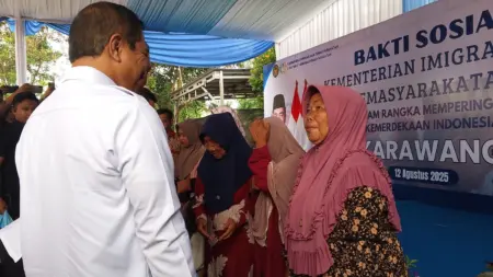 Menteri Imigrasi dan Pemasyarakatan Salurkan 2.000 Paket Sembako untuk Warga Langganan Banjir di Karawang Menteri Imigrasi