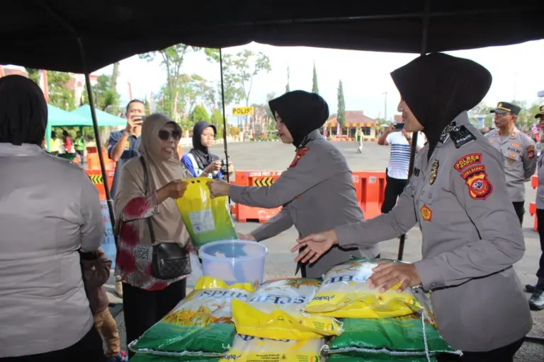 Polres Garut Gelar Gerakan Pangan Murah, Sediakan 6 Ton Beras untuk Warga Polres Garut Gelar Gerakan Pangan Murah, Sediakan 6 Ton Beras untuk Warga