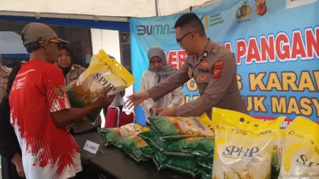 Gerakan Pangan Murah di Polres Karawang Diserbu Warga, 2 Ton Beras Habis Terjual Gerakan Pangan Murah di Polres Karawang Diserbu Warga, 2 Ton Beras Habis Terjual