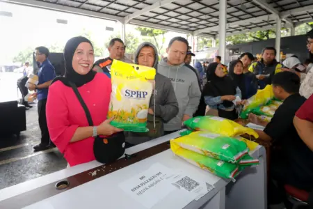 Polrestabes Bandung Gelar Gerakan Pangan Murah, Jual 10 Ton Beras di Bawah Harga Pasar Polrestabes Bandung Gelar Gerakan Pangan Murah, Jual 10 Ton Beras di Bawah Harga Pasar