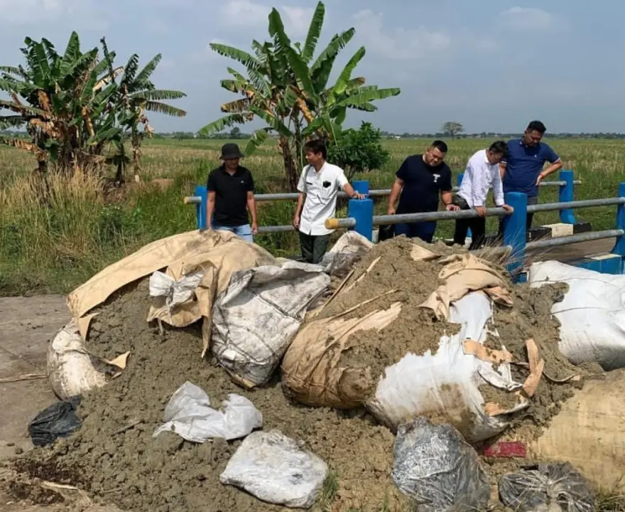 Warga Karawang Temukan Tumpukan Karung Diduga Limbah B3 di Pinggir Jalan
