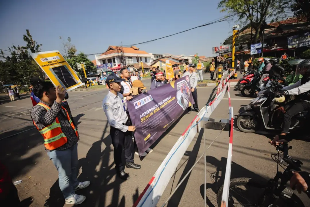 Komunitas Edan Sepur dan Railfans Cimahi Gelar Aksi Disiplin Perlintasan di Jalan Laswi