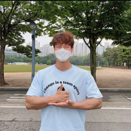 Kim Jong-kook Umumkan Pernikahan Lewat Surat Tangan, Bakal Digelar Tertutup Kim Jong-kook