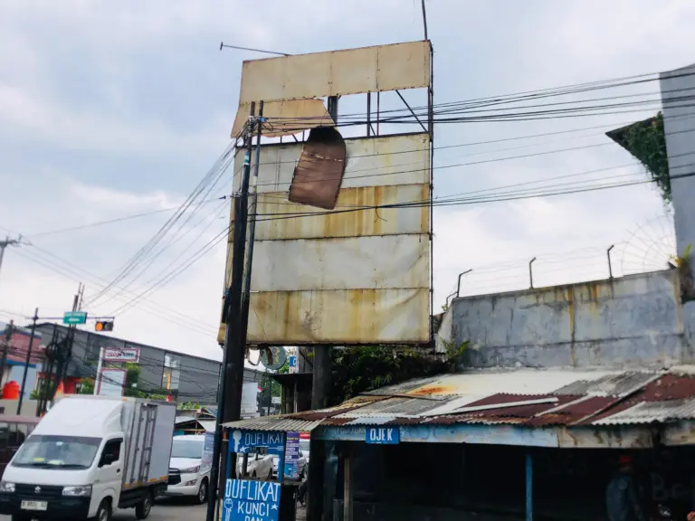 Baliho Nyaris Ambruk di Bojongsoang, Warga Khawatir Jadi Ancaman Jiwa