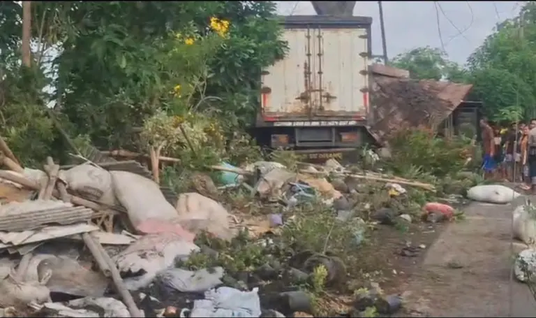 Truk Box Hantam Lapak Bunga di Karawang, Satu Orang Tewas