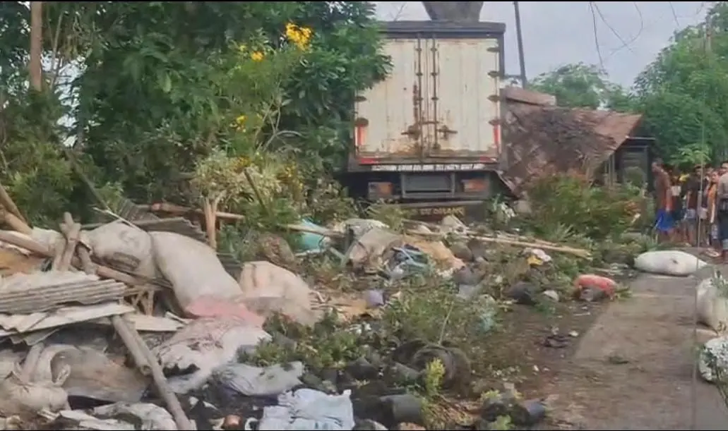 Truk Box Hantam Lapak Bunga di Karawang, Satu Orang Tewas