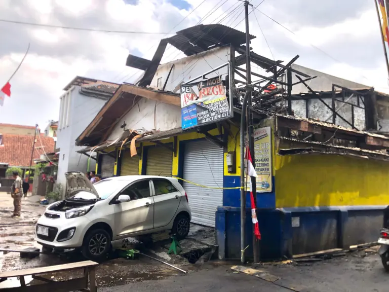 Bengkel Mobil di Sukajadi Bandung Terbakar, Kerugian Capai Rp100 Juta