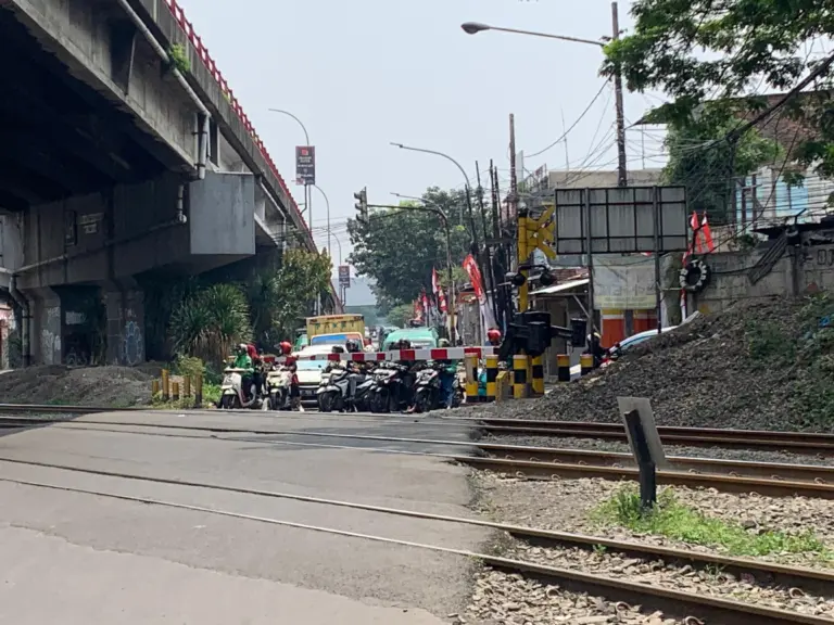 Perlintasan Kereta Cimindi Rawan Kecelakaan, Warga Minta Perbaikan Palang Pintu