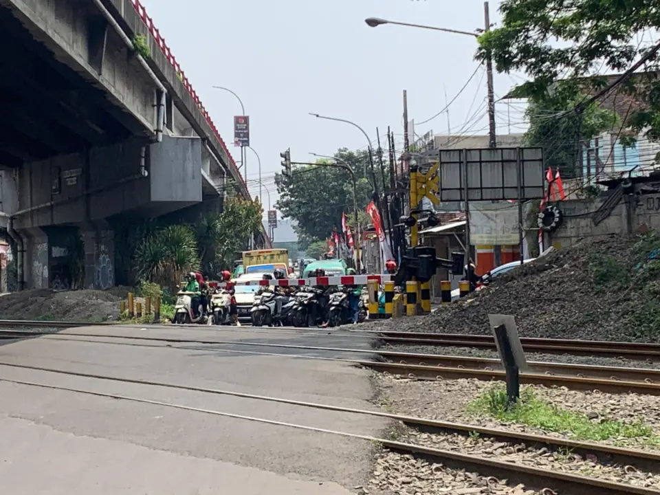 Perlintasan Kereta Cimindi Rawan Kecelakaan, Warga Minta Perbaikan Palang Pintu