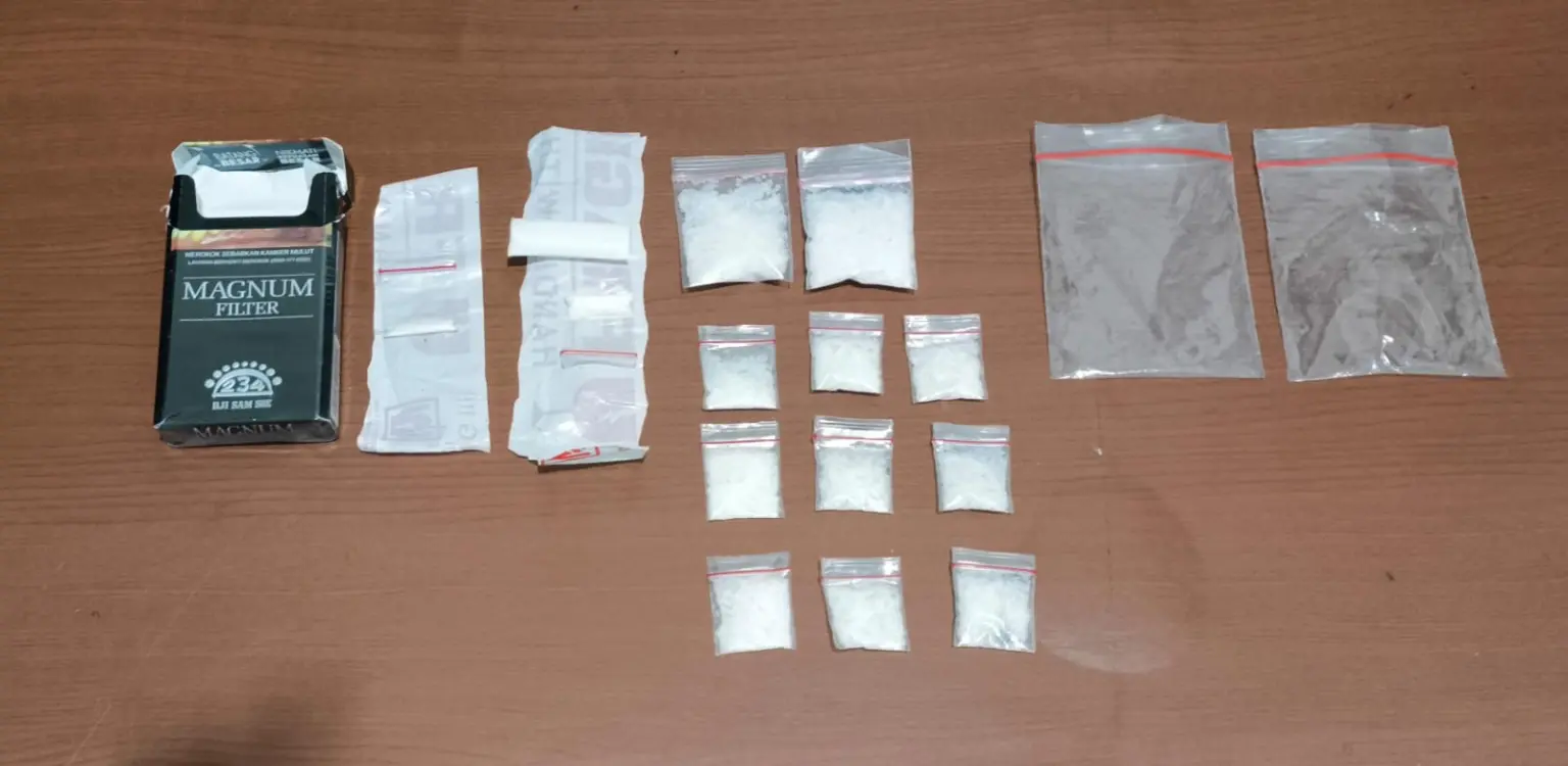 Satres Narkoba Polres Garut Ringkus Oknum Pelajar Edarkan Sabu Hampir 20 Gram Satres Narkoba Polres Garut Ringkus Oknum Pelajar Edarkan Sabu Hampir 20 Gram