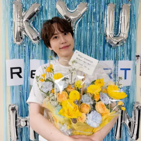 Kyuhyun Cedera di Panggung Super Show 10, Tetap Nyanyi dari Kursi hingga Akhir Konser Kyuhyun Cedera
